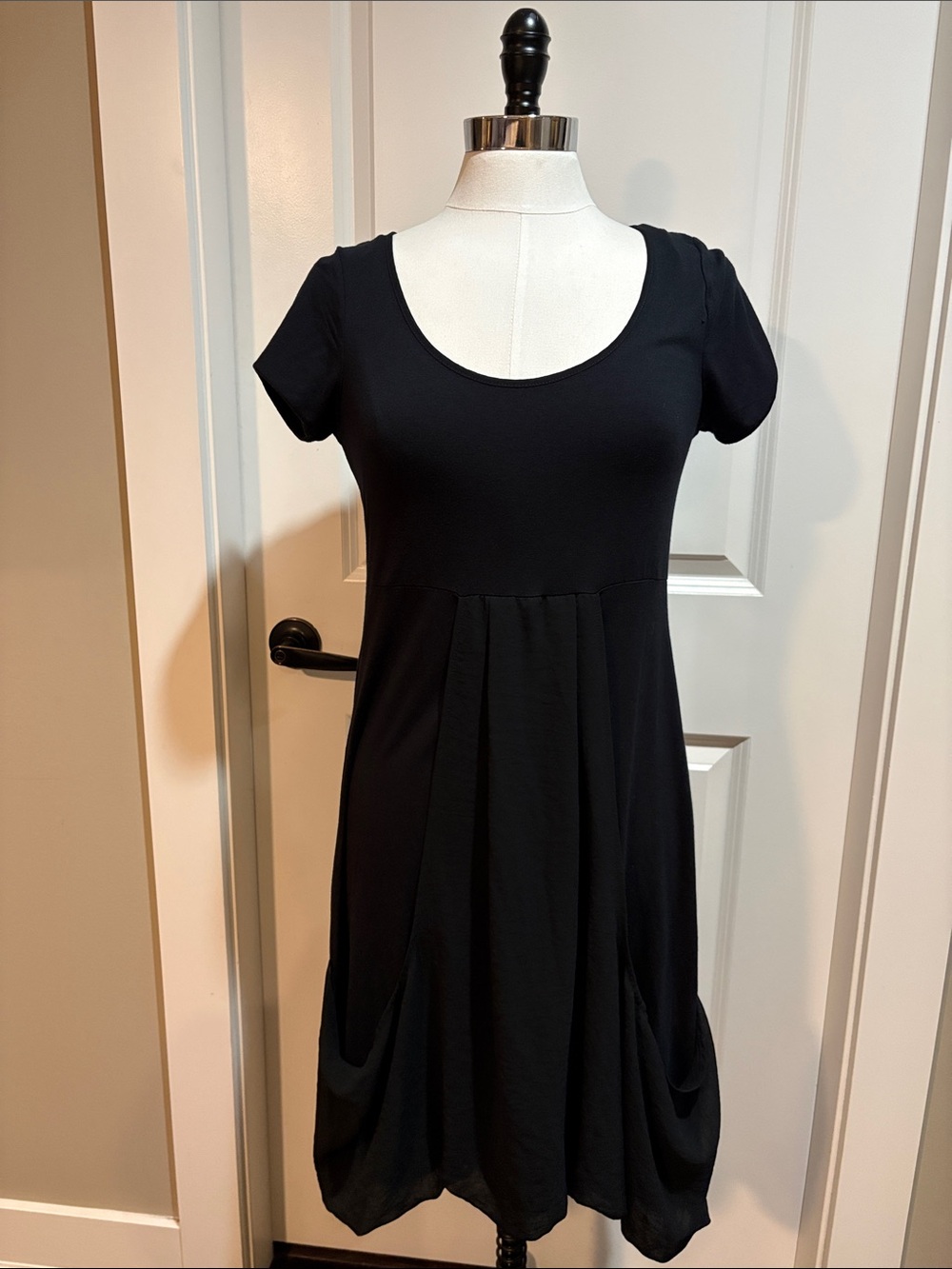 Classic Black Short-Sleeve Scoop Neck Mini Dress with Pocket Detail